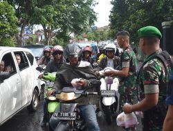 Raih Keberkahan Dibulan Ramadhan, Korem 043/Gatam Bagikan Takjil Gratis