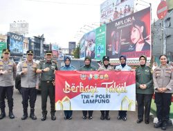 Merajut Kebersamaan TNI-Polri Bagikan Takjil Kepada Masyarakat Kota Bandar Lampung