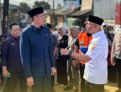 Wakil Ketua IV DPRD Lampung Naldi Rinara S & Rizal, Dampingi Gubernur Lampung tinjau  dan berikan bantuan terdampak banjir di daerah Panjang