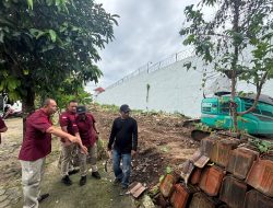 Ciptakan Lingkungan Bersih, Kalapas Narkotika Bandar Lampung Pimpin Aksi Bersih-Bersih Area Sekitar Lapas