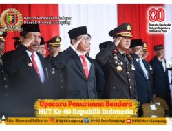 H. Ade Utami Ibnu mengikuti Upacara Penurunan Bendera Merah Putih di Lapangan Korpri komplek Kantor Gubernur Lampung