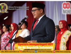 Ketua DPRD Provinsi Lampung membacakan teks Proklamasi dalam upacara memperingati HUT ke-80