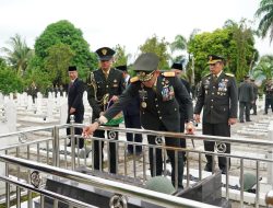 Peringati Hari Pahlawan Ke-80 Tahun 2025, Pangdam XXI/Radin Inten Pimpin Ziarah Rombongan
