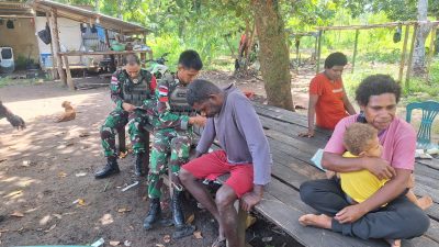 SATGAS PAMTAS STATIS YONIF 143/TWEJ GELAR PELAYANAN KESEHATAN GRATIS BAGI MASYARAKAT PERBATASAN