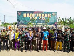 Karya Bakti Hari Juang TNI AD 2025, Kodam XXI/Radin Inten Bersihkan Pantai Payangan