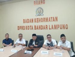 ‎”Tutup Mulut & Lari!” – Pasca Putusan Sidang Etik Krusial, Ketua BK DPRD Bandar Lampung Langsung Hilang Dari Wartawan.