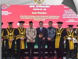 Ketua DPRD Provinsi Lampung, A. Giri Akbar, SE., MBA., bersama Gubernur Lampung Rahmat Mirzani Djausal, ST., MT., menghadiri Ujian Terbuka Promosi Doktor Muhammad Firsada