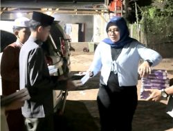 Pimpinan Yayasan Puri Andanan Jejama Sariyanti Berikan Bantuan Alqur’an di Ponpes Mutiara Umat Desa Sidomulyo