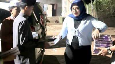 Pimpinan Yayasan Puri Andanan Jejama Sariyanti Berikan Bantuan Alqur’an di Ponpes Mutiara Umat Desa Sidomulyo